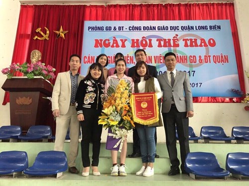 Cô Hoàng Thu Trang đã xuất sắc giành giải Nhì môn cầu lông trong ngày hội thể thao do Phòng GD&ĐT - Công đoàn ngành giáo dục tổ chức